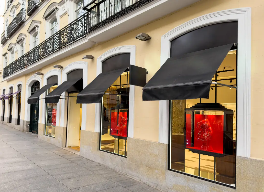 Façade vitrine de magasin en aluminium sur mesure à Fleury